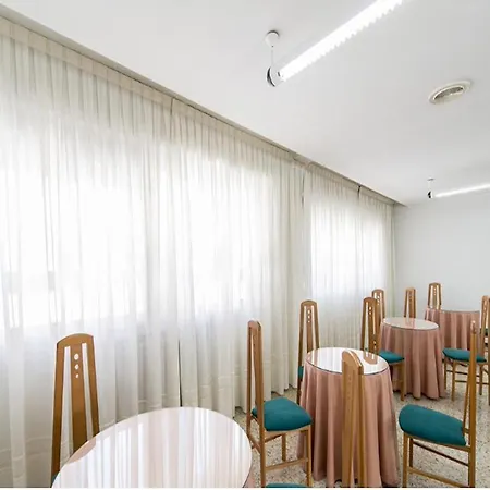 Ensuite Rooms For Women Only, Leon - Sk Aparthotel